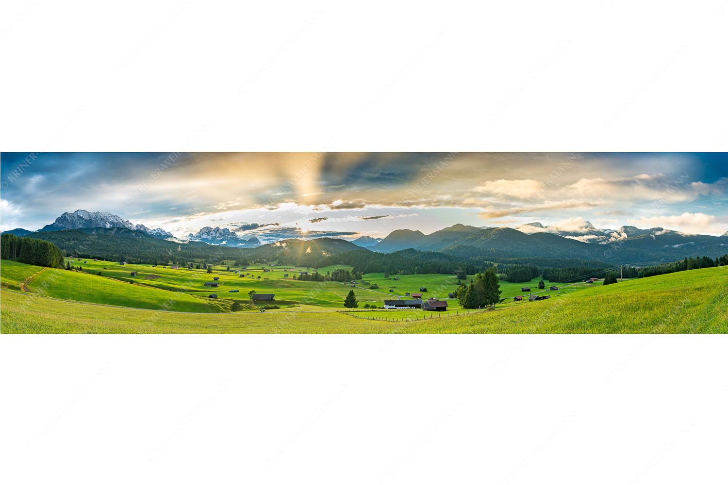 Ein kurzer Schauer – Seitenverhältnis 4:1 — Wetterstein und Estergebirge Blick in den Sonnenuntergang zwischen Wetterstein und Estergebirge