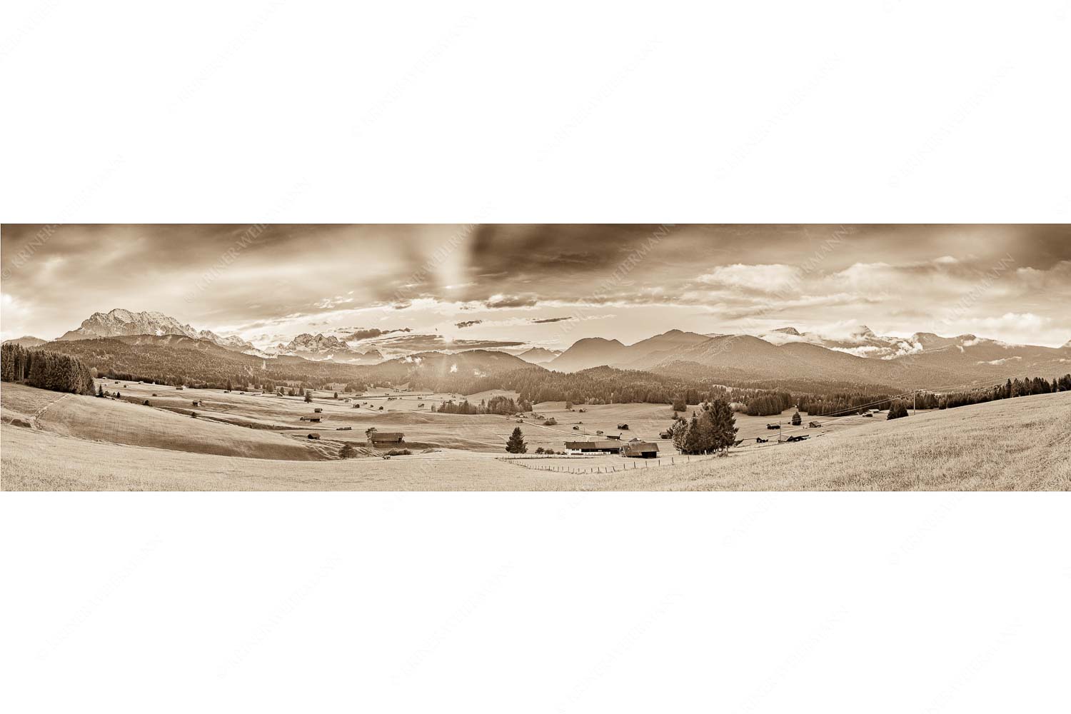 Blick in den Sonnenuntergang zwischen Wetterstein und Estergebirge
