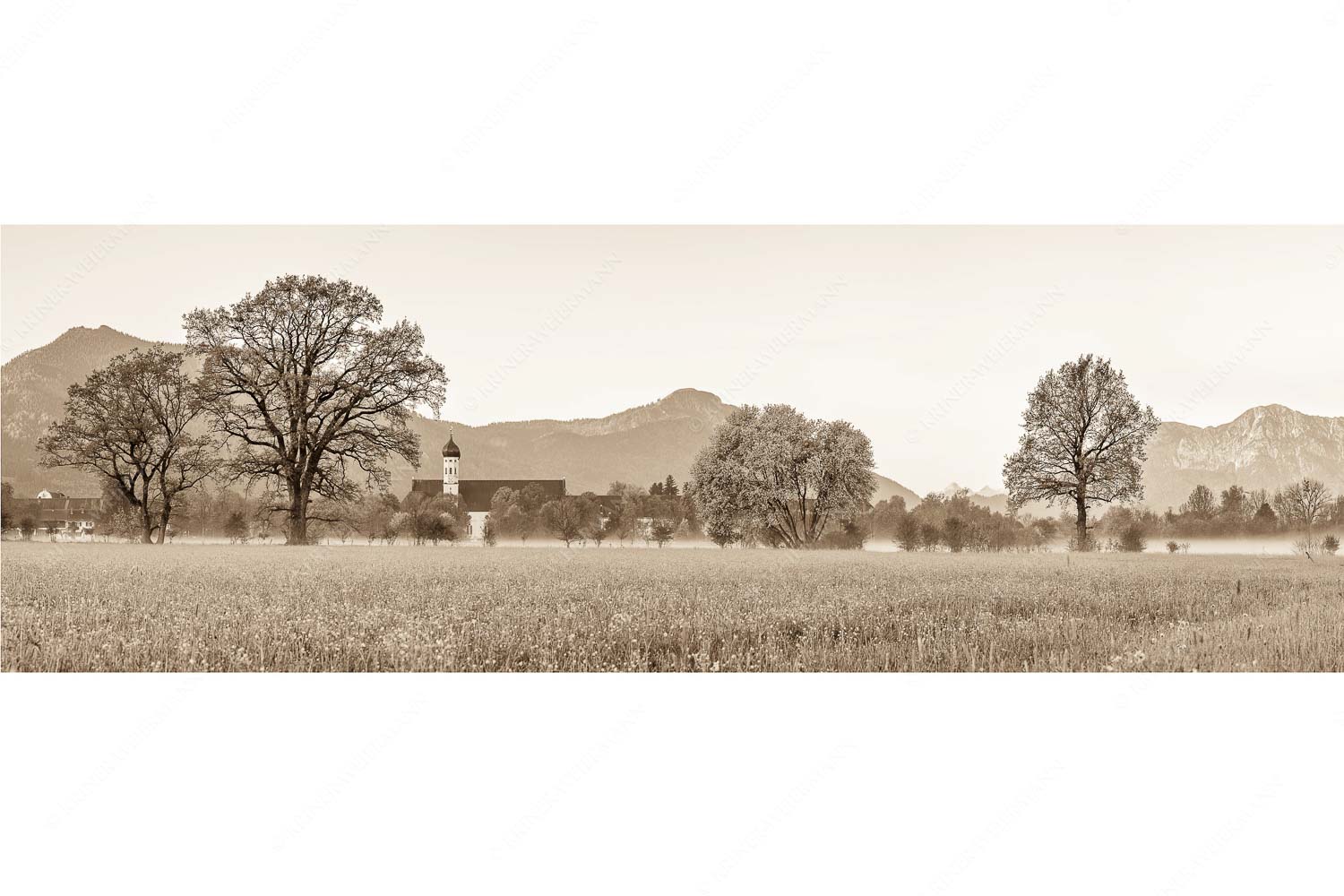 Ein Morgen am Kloster – Seitenverhältnis 3:1 — Benediktbeuern Kloster Benediktbeuern mit Jochberg und Herzogstand