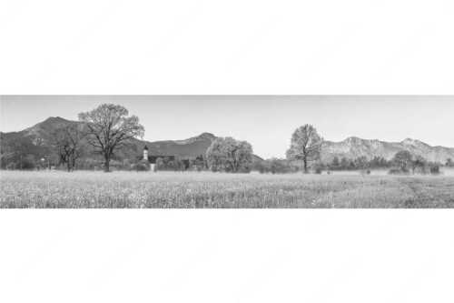 Kloster Benediktbeuern mit Jochberg und Herzogstand - Ein Morgen am Kloster - Seitenverhältnis 4:1 - Benediktbeuern - weitere Infos unter https://www.kriner-weiermann.de