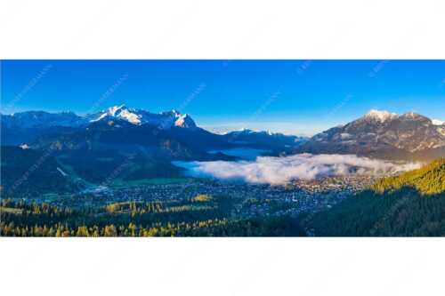 Blick über Garmisch-Partenkirchen mit Kramer und Zugspitzmassiv - Ein Morgen über GaPa - Seitenverhältnis 2,5:1 - Garmisch-Partenkirchen mit Kramer und Zugspitze - weitere Infos unter https://www.kriner-weiermann.de
