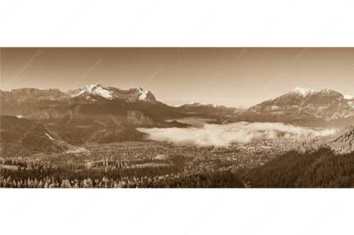 Blick über Garmisch-Partenkirchen mit Kramer und Zugspitzmassiv - Ein Morgen über GaPa - Seitenverhältnis 2,5:1 - Garmisch-Partenkirchen mit Kramer und Zugspitze - weitere Infos unter https://www.kriner-weiermann.de