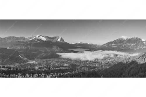 Blick über Garmisch-Partenkirchen mit Kramer und Zugspitzmassiv - Ein Morgen über GaPa - Seitenverhältnis 2,5:1 - Garmisch-Partenkirchen mit Kramer und Zugspitze - weitere Infos unter https://www.kriner-weiermann.de