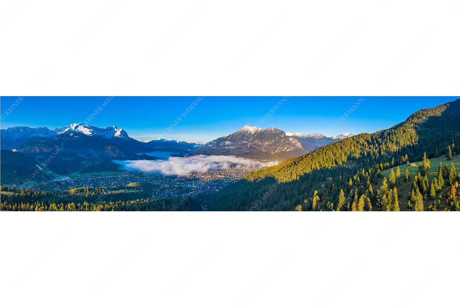 Ein Morgen über GaPa – Seitenverhältnis 4:1 — Garmisch-Partenkirchen mit Kramer und Zugspitze Blick über Garmisch-Partenkirchen mit Kramer und Zugspitzmassiv