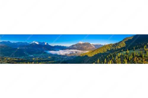 Blick über Garmisch-Partenkirchen mit Kramer und Zugspitzmassiv - Ein Morgen über GaPa - Seitenverhältnis 5:1 - Garmisch-Partenkirchen mit Kramer und Zugspitze - weitere Infos unter https://www.kriner-weiermann.de