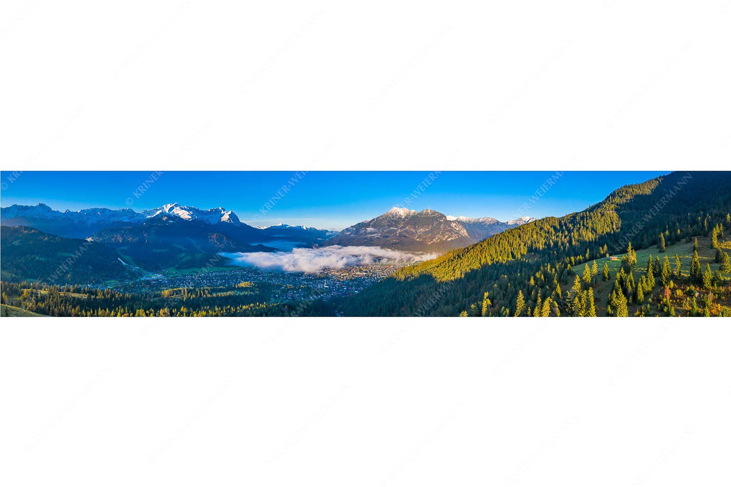 Ein Morgen über GaPa – Seitenverhältnis 5:1 — Garmisch-Partenkirchen mit Kramer und Zugspitze Blick über Garmisch-Partenkirchen mit Kramer und Zugspitzmassiv