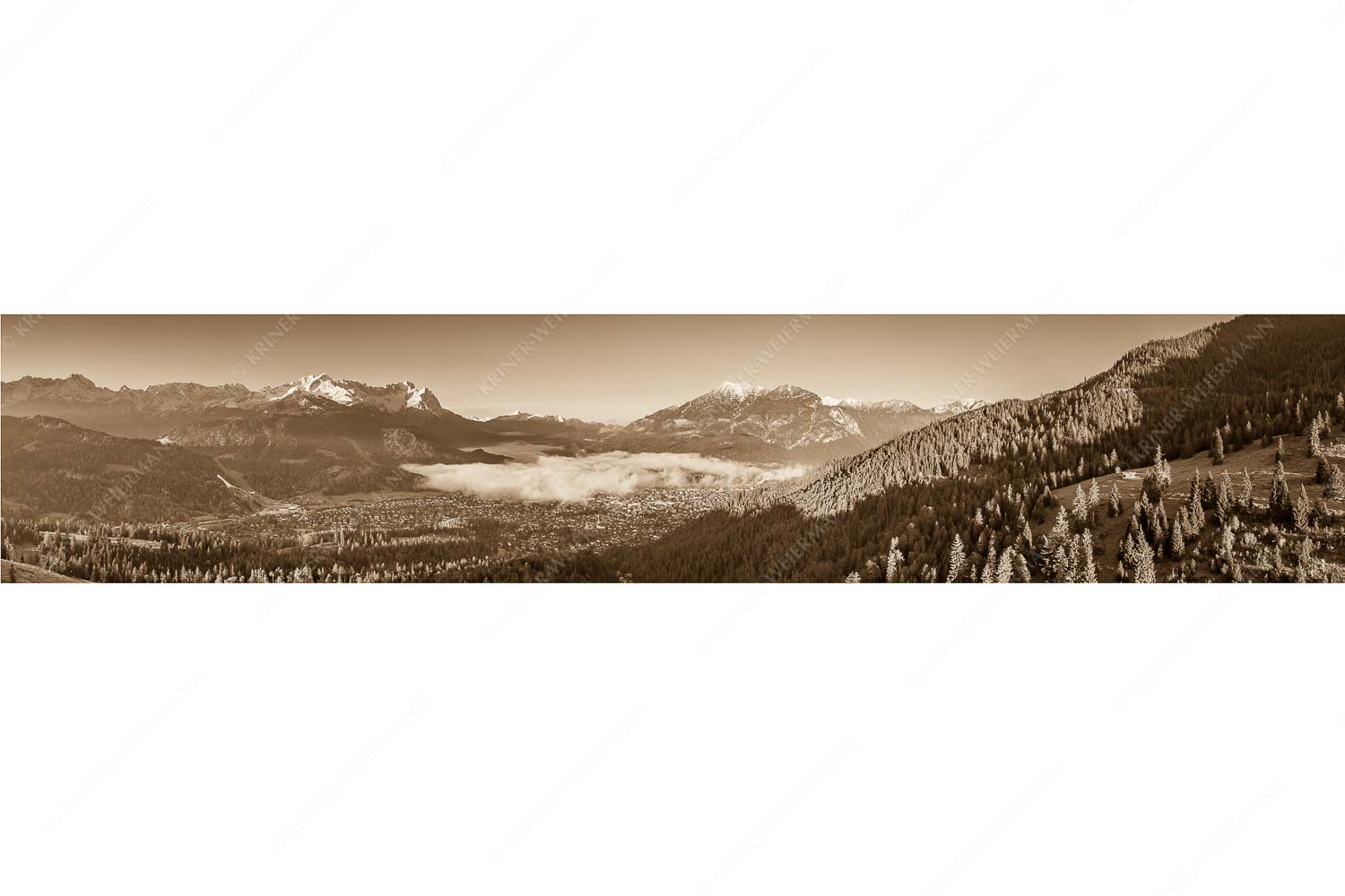 Ein Morgen über GaPa – Seitenverhältnis 5:1 — Garmisch-Partenkirchen mit Kramer und Zugspitze Blick über Garmisch-Partenkirchen mit Kramer und Zugspitzmassiv
