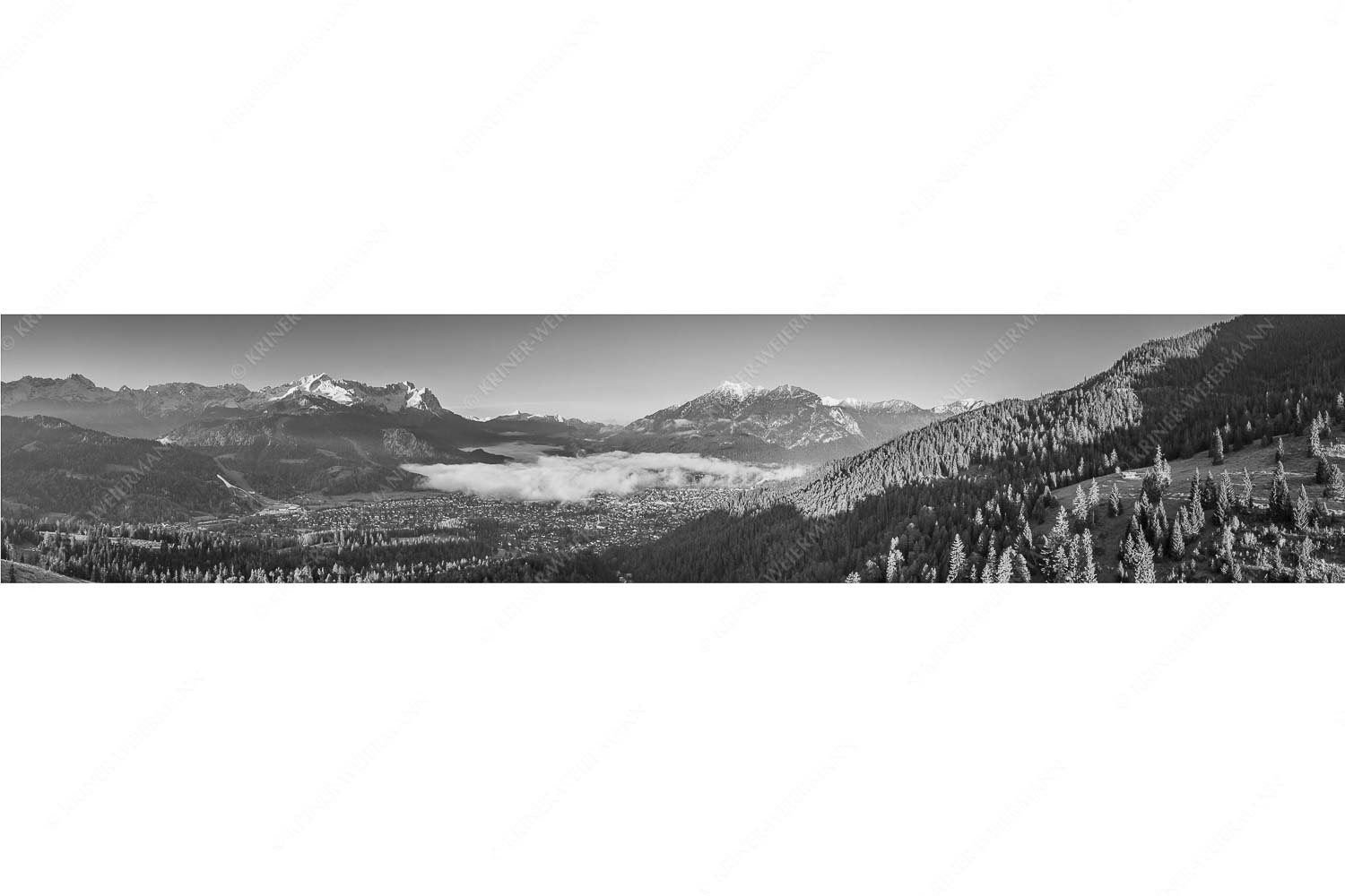 Ein Morgen über GaPa – Seitenverhältnis 5:1 — Garmisch-Partenkirchen mit Kramer und Zugspitze Blick über Garmisch-Partenkirchen mit Kramer und Zugspitzmassiv
