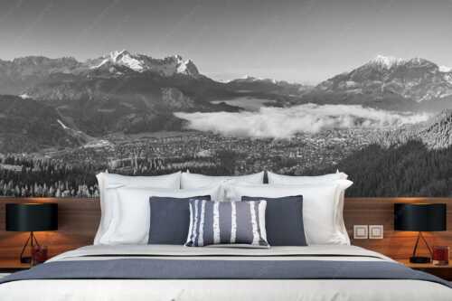 Blick über Garmisch-Partenkirchen mit Kramer und Zugspitzmassiv - Ein Morgen über GaPa - Größe ca. 350x140cm, Seitenverhältnis 2,5:1 - Garmisch-Partenkirchen mit Kramer und Zugspitze - weitere Infos unter https://www.kriner-weiermann.de