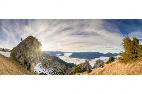 Nur die Gipfel schauen aus dem Nebelmeer heraus. Unterwegs im Soierngebirge. - Einer der Wenigen - Seitenverhältnis 2,5:1 - Nebelmeer im Werdenfelser Land - weitere Infos unter https://www.kriner-weiermann.de