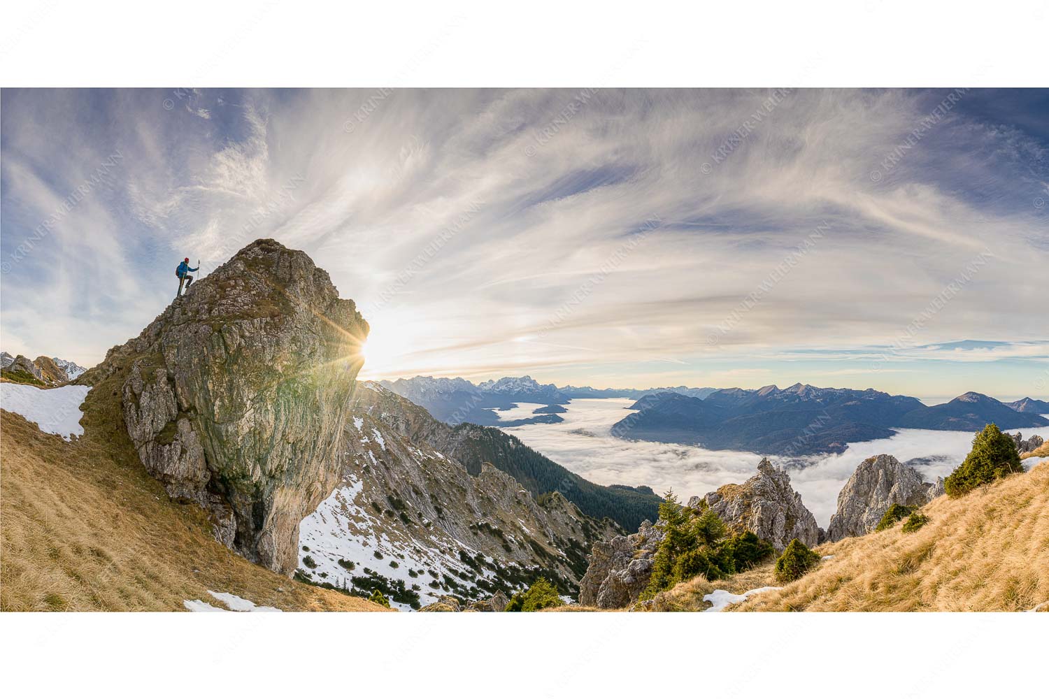 Einer der Wenigen – Seitenverhältnis 2:1 — Nebelmeer im Werdenfelser Land Nur die Gipfel schauen aus dem Nebelmeer heraus. Unterwegs im Soierngebirge.
