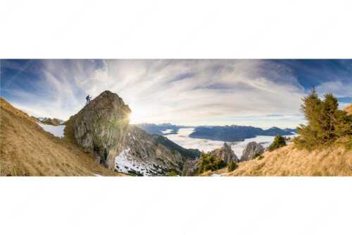 Nur die Gipfel schauen aus dem Nebelmeer heraus. Unterwegs im Soierngebirge. - Einer der Wenigen - Seitenverhältnis 3:1 - Nebelmeer im Werdenfelser Land - weitere Infos unter https://www.kriner-weiermann.de