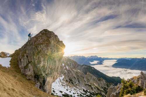 Nur die Gipfel schauen aus dem Nebelmeer heraus. Unterwegs im Soierngebirge. - Einer der Wenigen - Seitenverhältnis 3:2 - Nebelmeer im Werdenfelser Land - weitere Infos unter https://www.kriner-weiermann.de