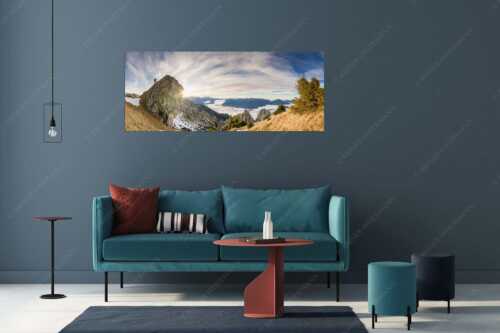 Nur die Gipfel schauen aus dem Nebelmeer heraus. Unterwegs im Soierngebirge. - Einer der Wenigen - Größe ca. 175x70cm, Seitenverhältnis 2,5:1 - Nebelmeer im Werdenfelser Land - weitere Infos unter https://www.kriner-weiermann.de