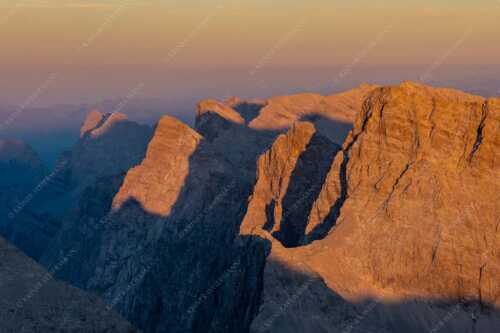 Sonnenuntergang an der Nördlichen Sonnenspitze im Karwendelgebirge - Einer nach dem Anderen - Seitenverhältnis 3:2 - Sonnenspitze im Karwendel - weitere Infos unter https://www.kriner-weiermann.de