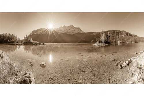 Blick über Eibsee zur Zugspitze - Einsame Bucht - Seitenverhältnis 2:1 - Sonnenaufgang am Eibsee mit Zugspitze - weitere Infos unter https://www.kriner-weiermann.de