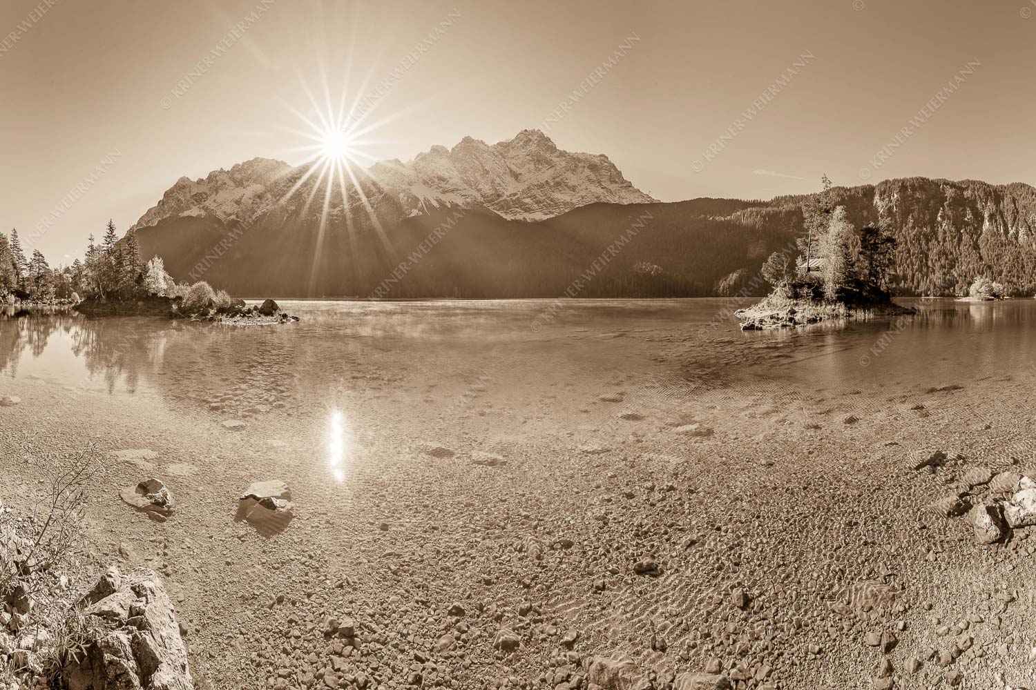 Einsame Bucht – Seitenverhältnis 3:2 — Sonnenaufgang am Eibsee mit Zugspitze Blick über Eibsee zur Zugspitze