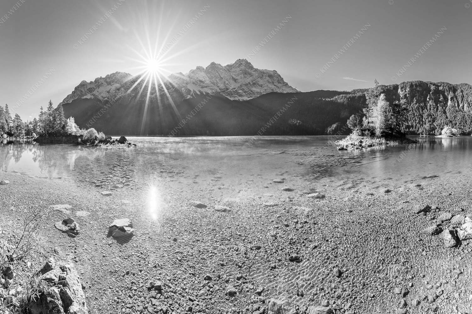 Einsame Bucht – Seitenverhältnis 3:2 — Sonnenaufgang am Eibsee mit Zugspitze Blick über Eibsee zur Zugspitze