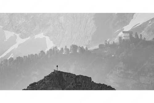 Gams an der Stuibenspitze mit Schachenschloss im Hintergrund - Einsamer Streiter - Seitenverhältnis 2:1 - Gams mit Schachenschloss - weitere Infos unter https://www.kriner-weiermann.de