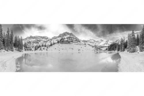 Blick über zugefrorenden Soiernsee zur Soiernspitze und Schöttlkar - Eisige Ruhe - Seitenverhältnis 3:1 - Zugefrorener Soiernsee im Karwendel - weitere Infos unter https://www.kriner-weiermann.de