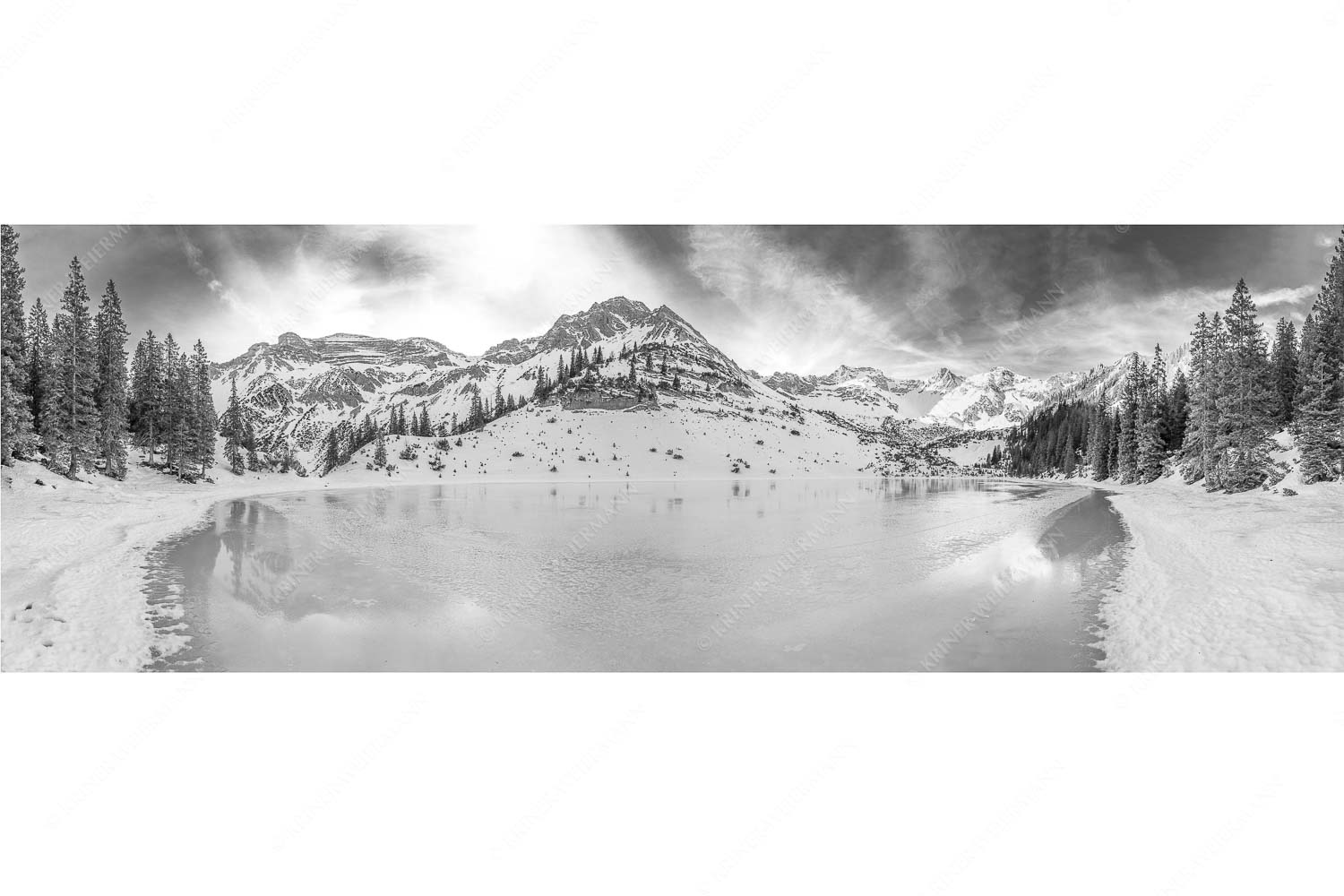 Blick über zugefrorenden Soiernsee zur Soiernspitze und Schöttlkar - Eisige Ruhe - Seitenverhältnis 3:1 - Zugefrorener Soiernsee im Karwendel - weitere Infos unter https://www.kriner-weiermann.de