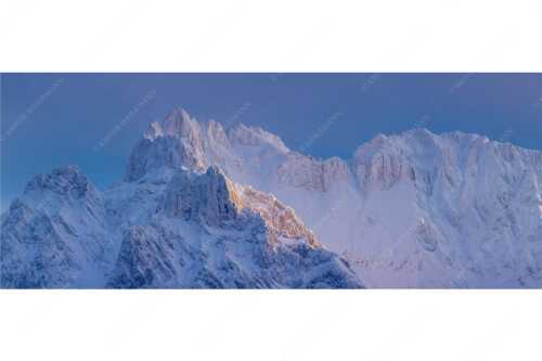 Dicker Anraum hängt in den Wänden von Vierrerspitz und Karwendelköpfen - Eiszeit - Seitenverhältnis 2,5:1 - Winter im Karwendel - weitere Infos unter https://www.kriner-weiermann.de