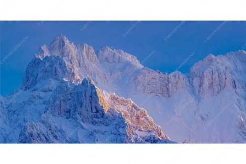 Dicker Anraum hängt in den Wänden von Vierrerspitz und Karwendelköpfen - Eiszeit - Seitenverhältnis 2:1 - Winter im Karwendel - weitere Infos unter https://www.kriner-weiermann.de