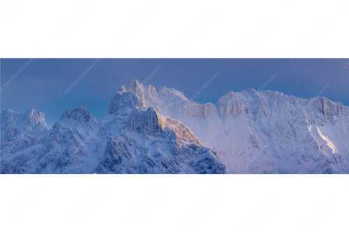 Dicker Anraum hängt in den Wänden von Vierrerspitz und Karwendelköpfen - Eiszeit - Seitenverhältnis 3:1 - Winter im Karwendel - weitere Infos unter https://www.kriner-weiermann.de
