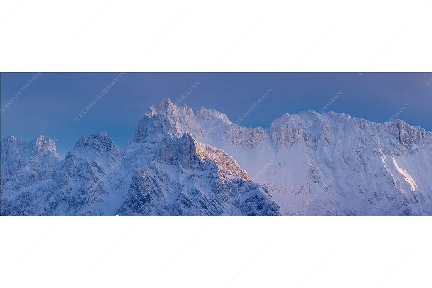 Eiszeit – Seitenverhältnis 3:1 — Winter im Karwendel Dicker Anraum hängt in den Wänden von Vierrerspitz und Karwendelköpfen