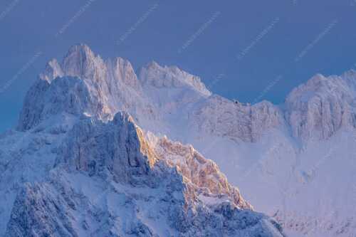 Dicker Anraum hängt in den Wänden von Vierrerspitz und Karwendelköpfen - Eiszeit - Seitenverhältnis 3:2 - Winter im Karwendel - weitere Infos unter https://www.kriner-weiermann.de