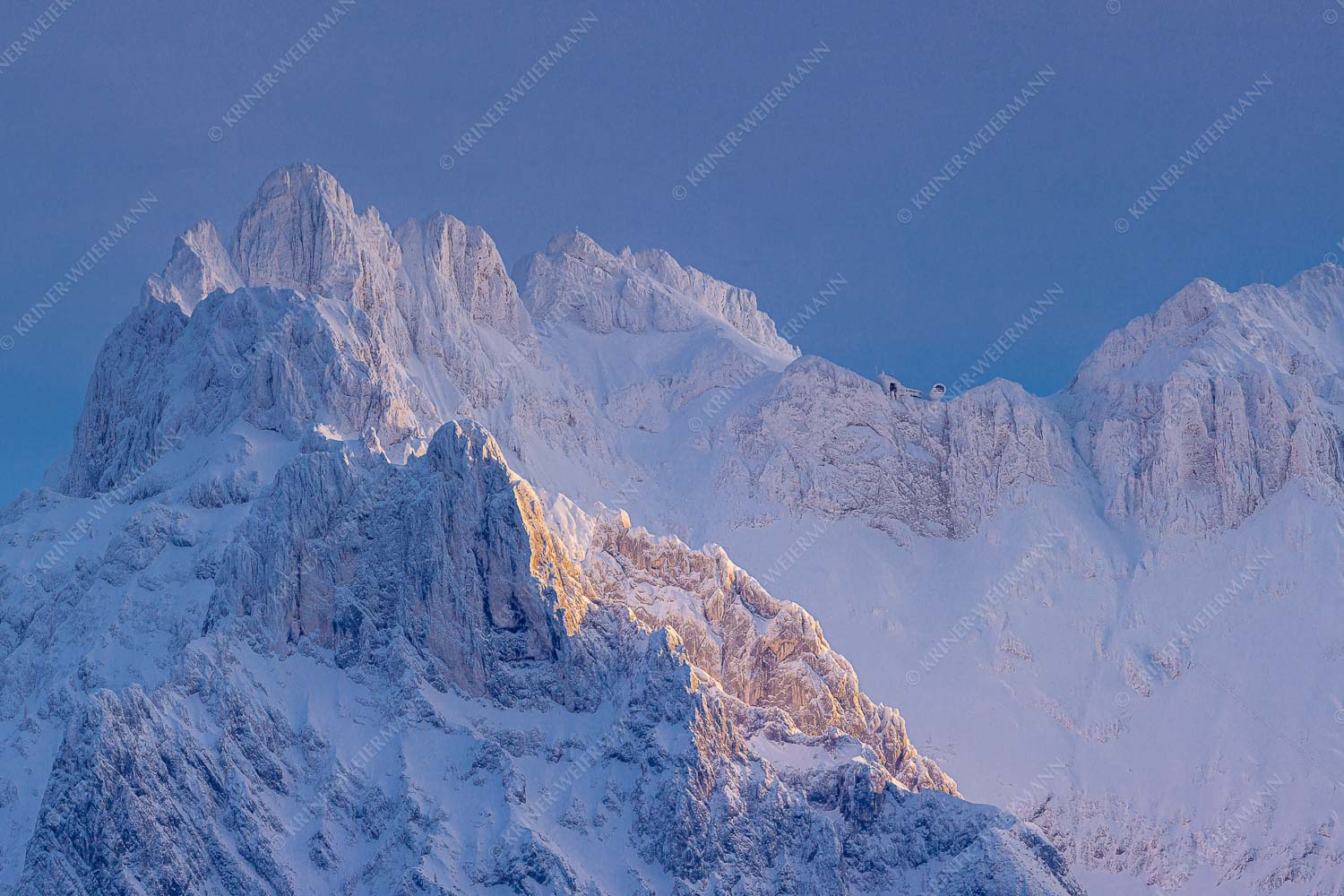 Eiszeit – Seitenverhältnis 3:2 — Winter im Karwendel Dicker Anraum hängt in den Wänden von Vierrerspitz und Karwendelköpfen