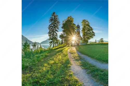 Sonnenaufgang an der Kirche St. Margareth auf Zwergern am Walchensee - Erleuchtet - Seitenverhältnis 1:1 - Kirche Sankt Margareth am Walchensee - weitere Infos unter https://www.kriner-weiermann.de