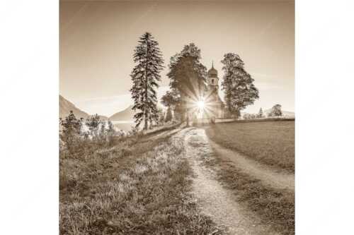 Sonnenaufgang an der Kirche St. Margareth auf Zwergern am Walchensee - Erleuchtet - Seitenverhältnis 1:1 - Kirche Sankt Margareth am Walchensee - weitere Infos unter https://www.kriner-weiermann.de