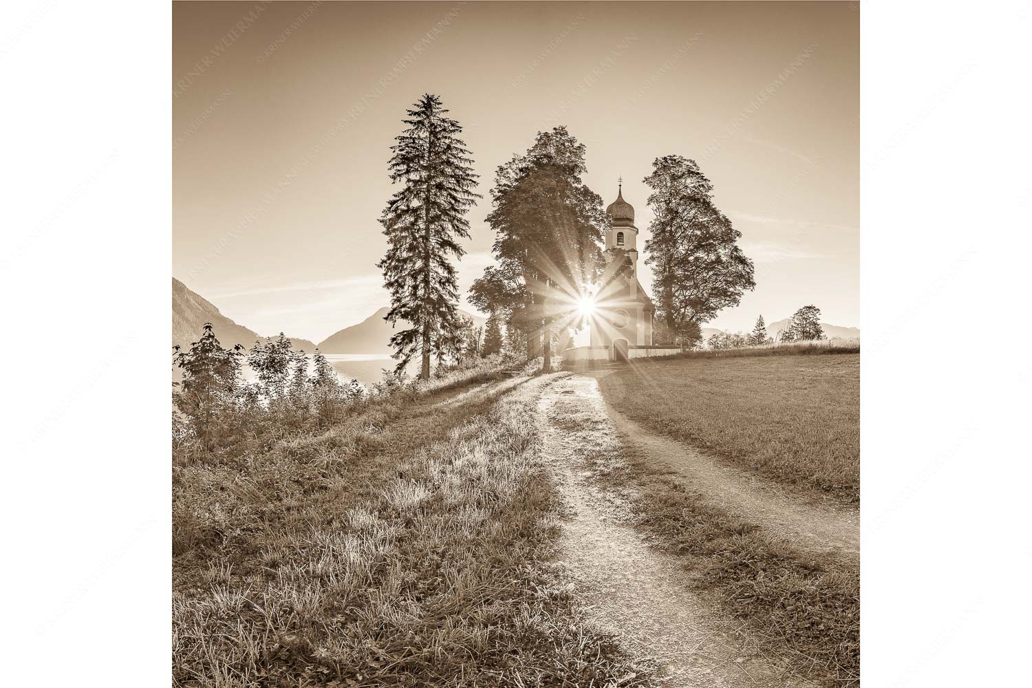 Erleuchtet – Seitenverhältnis 1:1 — Kirche Sankt Margareth am Walchensee Sonnenaufgang an der Kirche St. Margareth auf Zwergern am Walchensee