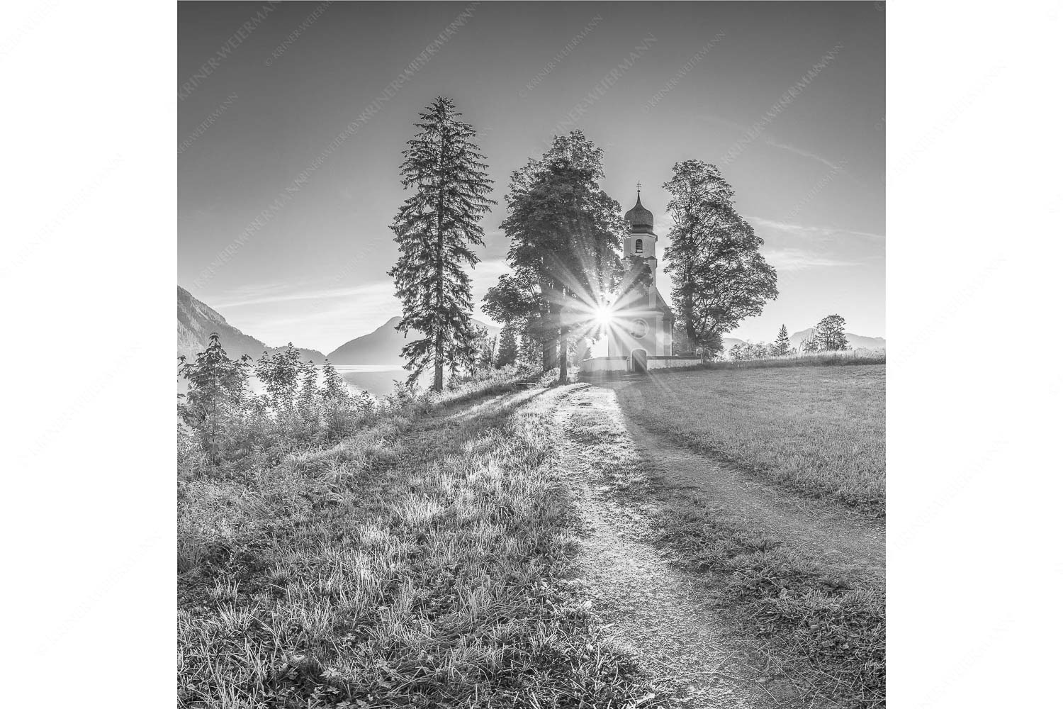 Erleuchtet – Seitenverhältnis 1:1 — Kirche Sankt Margareth am Walchensee Sonnenaufgang an der Kirche St. Margareth auf Zwergern am Walchensee