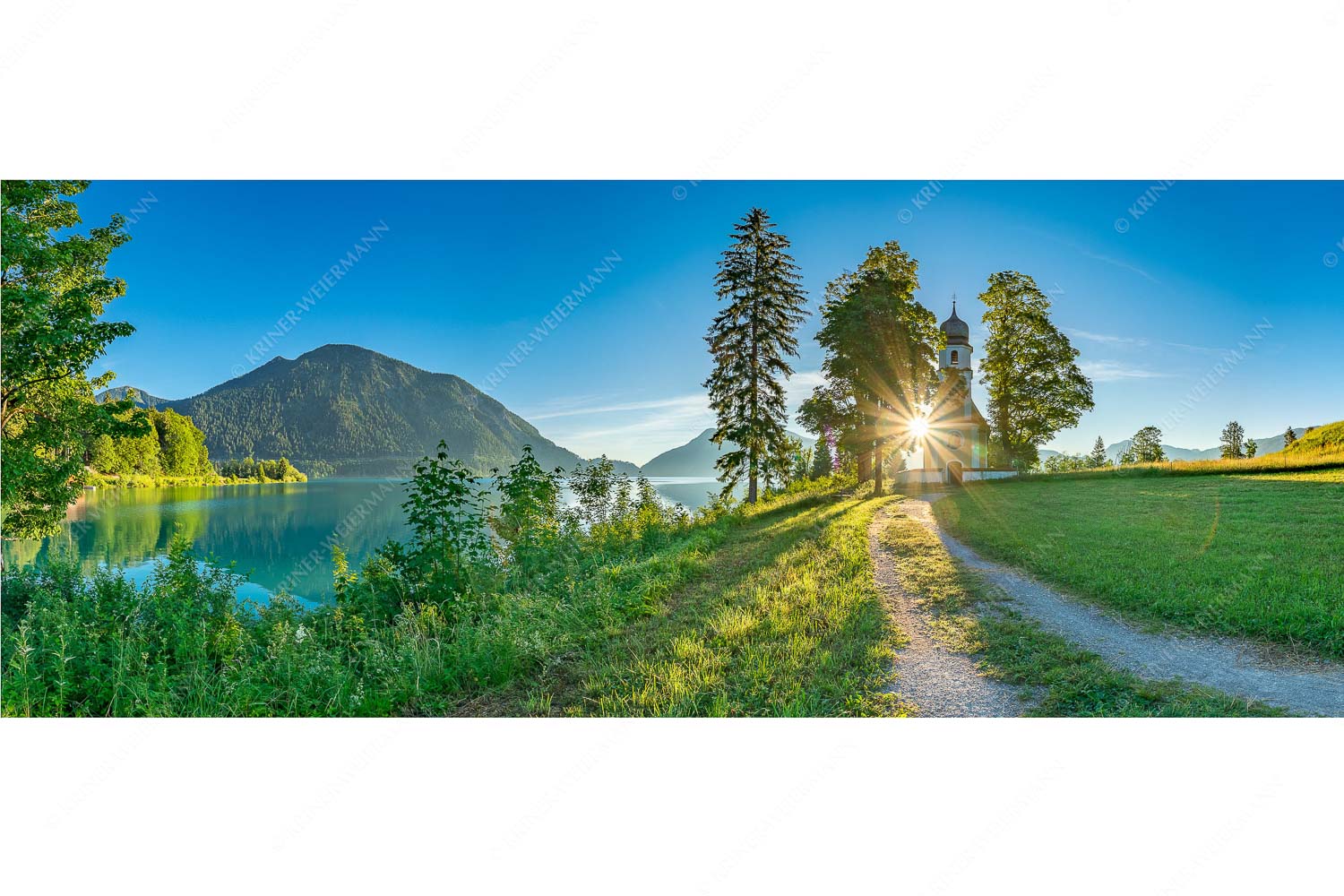 Erleuchtet – Seitenverhältnis 2,5:1 — Kirche Sankt Margareth am Walchensee Sonnenaufgang an der Kirche St. Margareth auf Zwergern am Walchensee