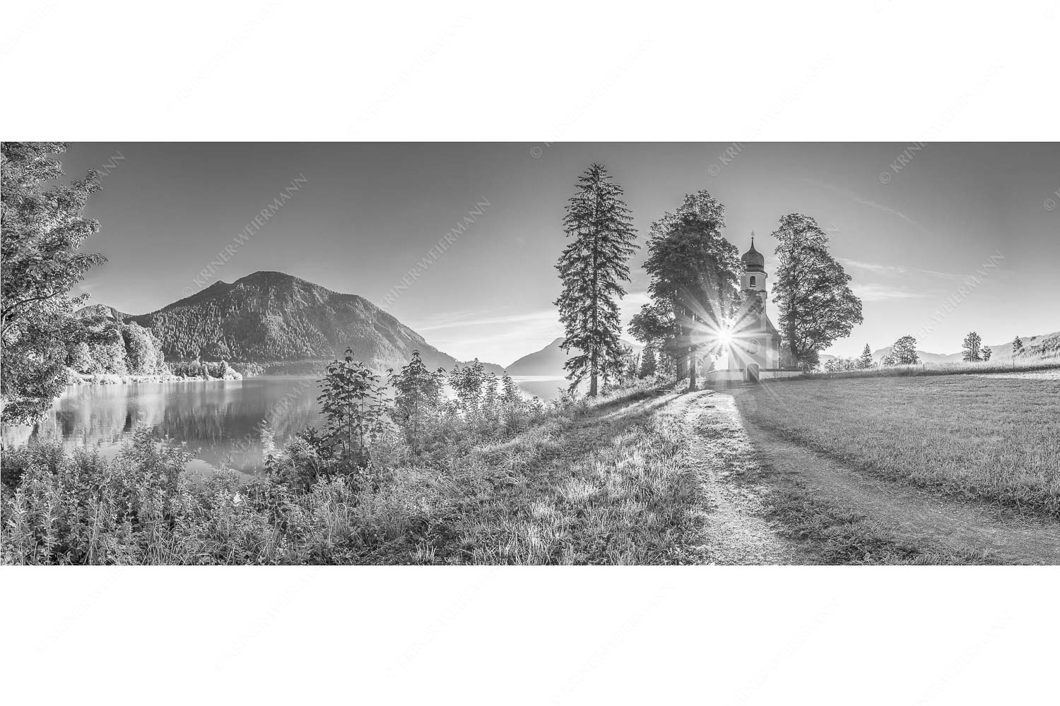 Erleuchtet – Seitenverhältnis 2,5:1 — Kirche Sankt Margareth am Walchensee Sonnenaufgang an der Kirche St. Margareth auf Zwergern am Walchensee