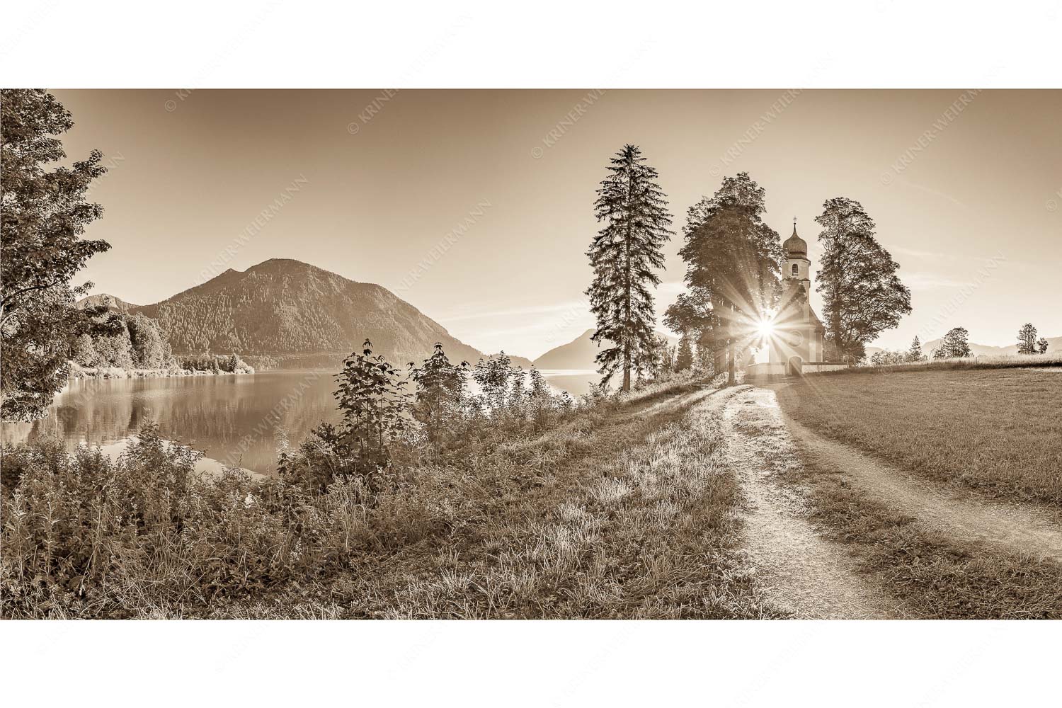 Sonnenaufgang an der Kirche St. Margareth auf Zwergern am Walchensee