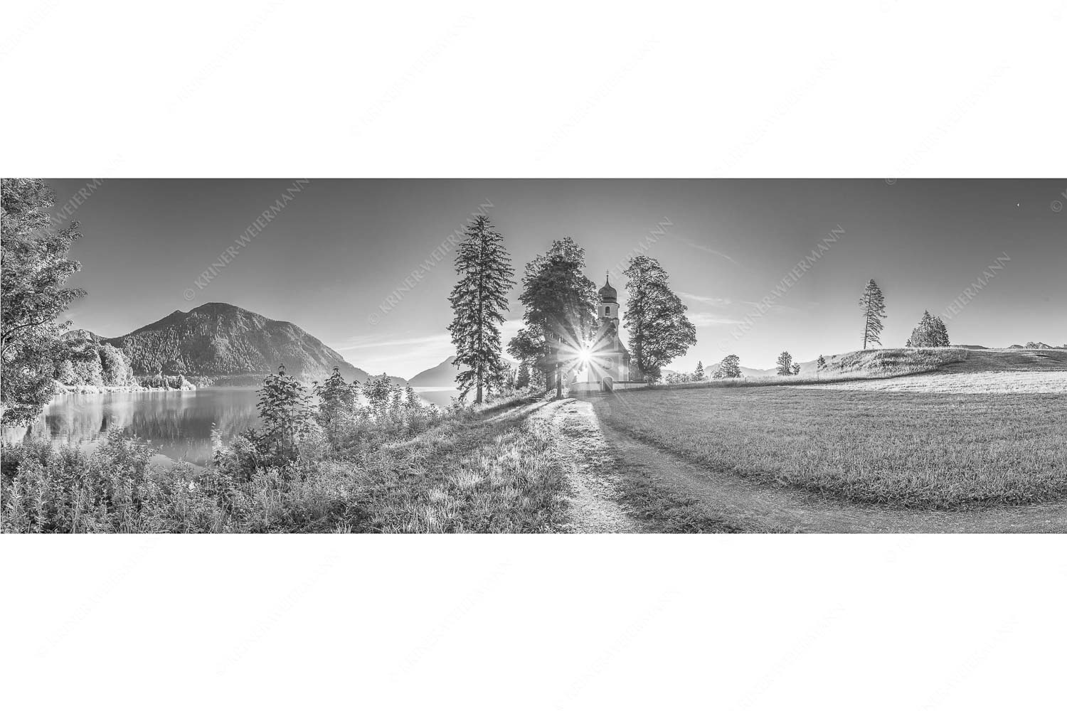 Erleuchtet – Seitenverhältnis 3:1 — Kirche Sankt Margareth am Walchensee Sonnenaufgang an der Kirche St. Margareth auf Zwergern am Walchensee