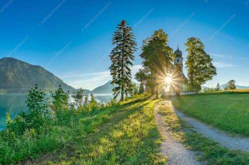 Sonnenaufgang an der Kirche St. Margareth auf Zwergern am Walchensee - Erleuchtet - Seitenverhältnis 3:2 - Kirche Sankt Margareth am Walchensee - weitere Infos unter https://www.kriner-weiermann.de