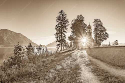 Sonnenaufgang an der Kirche St. Margareth auf Zwergern am Walchensee - Erleuchtet - Seitenverhältnis 3:2 - Kirche Sankt Margareth am Walchensee - weitere Infos unter https://www.kriner-weiermann.de