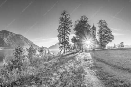 Sonnenaufgang an der Kirche St. Margareth auf Zwergern am Walchensee - Erleuchtet - Seitenverhältnis 3:2 - Kirche Sankt Margareth am Walchensee - weitere Infos unter https://www.kriner-weiermann.de