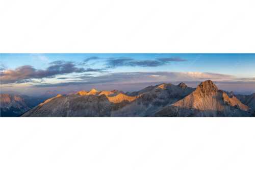 Blick an der Birkkarspitze vorbei zur großen Seekarspitze - Erstes Licht Birkkarspitze - Seitenverhältnis 4:1 - Sonnenaufgang im Karwendel - weitere Infos unter https://www.kriner-weiermann.de