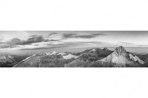 Blick an der Birkkarspitze vorbei zur großen Seekarspitze - Erstes Licht Birkkarspitze - Seitenverhältnis 4:1 - Sonnenaufgang im Karwendel - weitere Infos unter https://www.kriner-weiermann.de