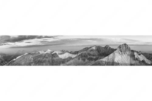 Blick an der Birkkarspitze vorbei zur großen Seekarspitze - Erstes Licht Birkkarspitze - Seitenverhältnis 5:1 - Sonnenaufgang im Karwendel - weitere Infos unter https://www.kriner-weiermann.de