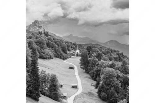 Kirche St. Anna in Wamberg mit Garmisch-Partenkirchen - Es kommt was - Seitenverhältnis 1:1 - Wamberg mit Kirche Sankt Anna - weitere Infos unter https://www.kriner-weiermann.de