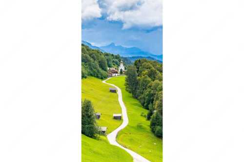 Kirche St. Anna in Wamberg mit Garmisch-Partenkirchen - Es kommt was - Seitenverhältnis 1:2 - Wamberg mit Kirche Sankt Anna - weitere Infos unter https://www.kriner-weiermann.de