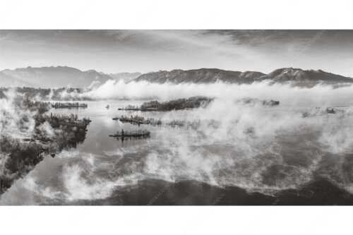Blick über die Nebel am Staffelsee - Es lichtet sich - Seitenverhältnis 2:1 - Staffelsee Nebel Murnau Seehausen - weitere Infos unter https://www.kriner-weiermann.de