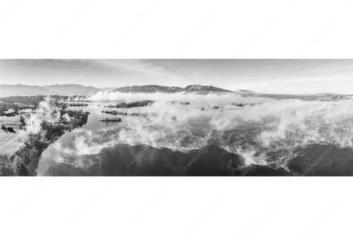 Blick über die Nebel am Staffelsee - Es lichtet sich - Seitenverhältnis 3:1 - Staffelsee Nebel Murnau Seehausen - weitere Infos unter https://www.kriner-weiermann.de