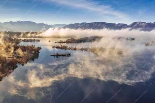 Blick über die Nebel am Staffelsee - Es lichtet sich - Seitenverhältnis 3:2 - Staffelsee Nebel Murnau Seehausen - weitere Infos unter https://www.kriner-weiermann.de